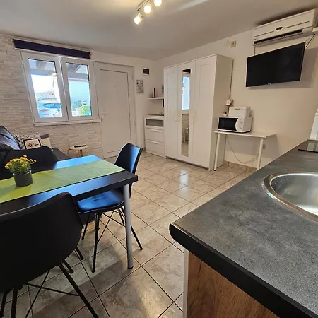Apartman With Parking Space - 22626 *