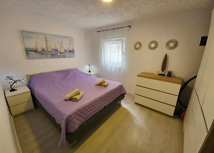 Apartman With Parking Space - 22626 *